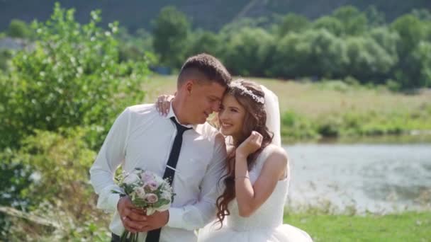 Jong Stel Liefde Bruid Bruidegom Trouwdag Buurt Van Een Rivier — Stockvideo