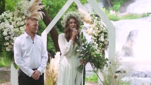 Gyönyörű Menyasszony Vőlegény Alatt Egy Szabadban Esküvői Szertartás Közeli Vízesés — Stock videók