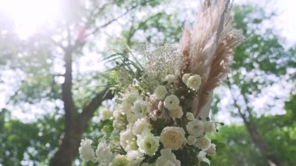 Boho Bröllop Båge Gatan Bågen Dekorerad Med Blomsterarrangemang Rosor Hortensior — Stockvideo