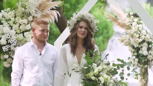 Prachtige Bruid Bruidegom Tijdens Een Buitenhuwelijksceremonie Vlakbij Waterval Perfecte Locatie — Stockvideo