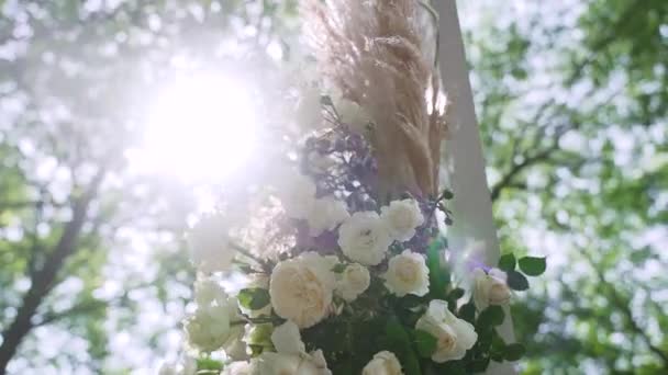 通りのブーホの結婚式のアーチ アーチはバラ ハイドレンジ グラディオリ 乾燥したリードの枝の花の配置で装飾されています 花屋によって作成された結婚式の装飾 高品質のフルHd映像 — ストック動画