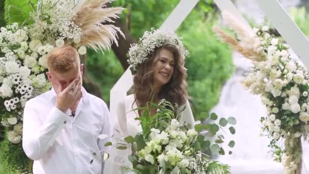 Schöne Braut Und Bräutigam Während Einer Hochzeitszeremonie Freien Der Nähe — Stockvideo