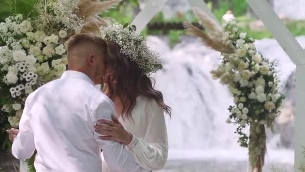 Beau Couple Dansant Près Arche Mariage Cascade Par Une Journée — Video