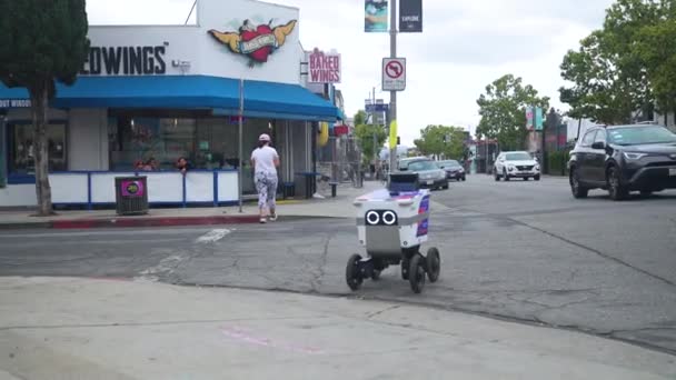 Πραγματικό Ρομπότ Παράδοσης Που Διασχίζει Διασταύρωση Στο Λος Άντζελες Σχεδιασμός — Αρχείο Βίντεο