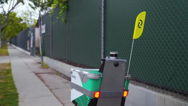 Food Delivery Robot Real Life Robot Servant Los Angeles Neighborhood — Stock Video