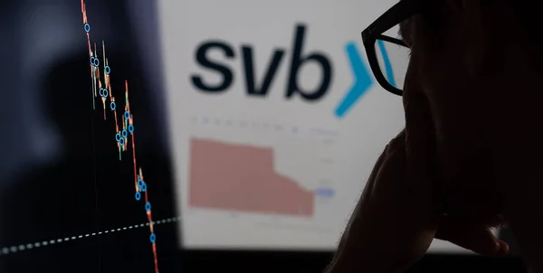 2023年3月19日投资者在背后分析股票和带有Svb标志的股票和股票 — 图库照片