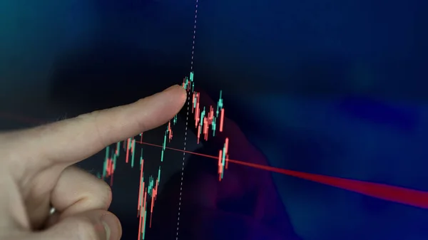 有人指出Cac40曲线的顶部 股票图表在屏幕上分析 突出市场变动 — 图库照片