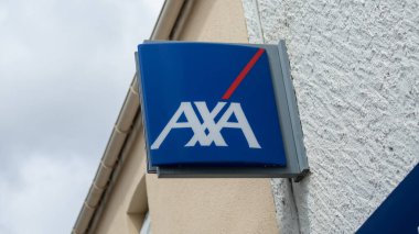 Sigorta acentesinin önündeki bir tabelada logo Axa yazıyor..