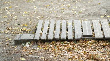 Ağaç tırmanışı ve spor için bir ağaç tepesi parkında ip köprü erişimi. Halat kursunda ağaca tırmanma, halat halatları, fermuar telleri, ormandaki açık hava parkı..