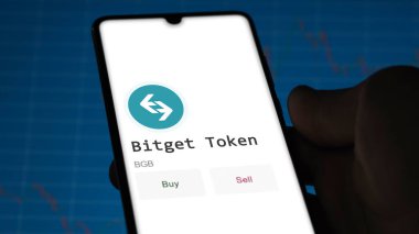 Bir yatırımcı ekranda Bitget Token parasını analiz ediyor. Telefon, kriptonun BGB 'ye yatırım fiyatlarını gösteriyor..