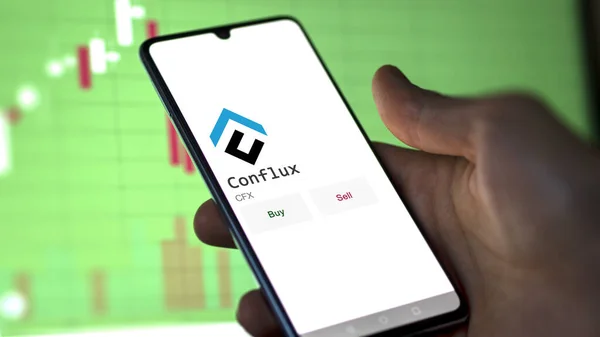 一个投资者正在分析银幕上的Conflux硬币 一部电话显示加密公司投资Cfx的价格 — 图库照片