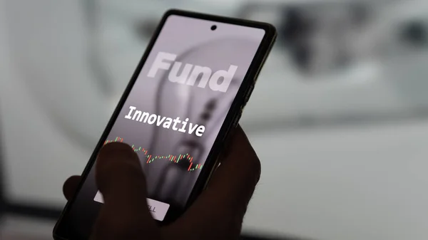 투자자가 스크린에서 혁신적 에테르 펀드를 분석하고 전화기는 혁신적 펀드의 가격을 — 스톡 사진