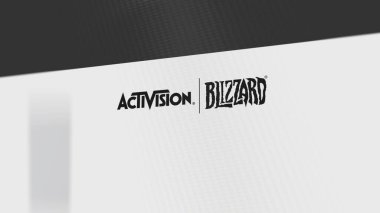 28 Temmuz 2023 Santa Monica, Kaliforniya. Beyaz ekranlı bir duvarda Activision Blizzard logosu. Bir aygıtın üzerinde Activision Blizzard damgası.