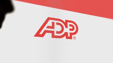 28 Temmuz 2023 Roseland, New Jersey. Beyaz ekran duvarında ADP logosu var. Aygıt üzerindeki ADP damgası.