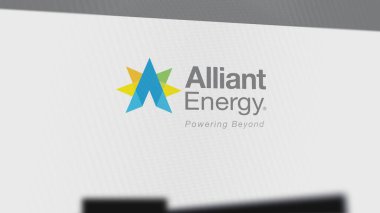 28 Temmuz 2023 Madison, Wisconsin. Beyaz ekran duvarında Alliant Enerji logosu. Bir aygıtta Alliant Enerji damgası.