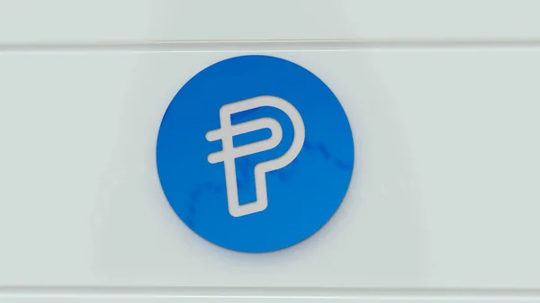 8 Ağustos 'ta, makro üzerinde Paypal ahırı logosu olan bir madeni para, PayPal $PYUSD beyaz tahta üzerinde.