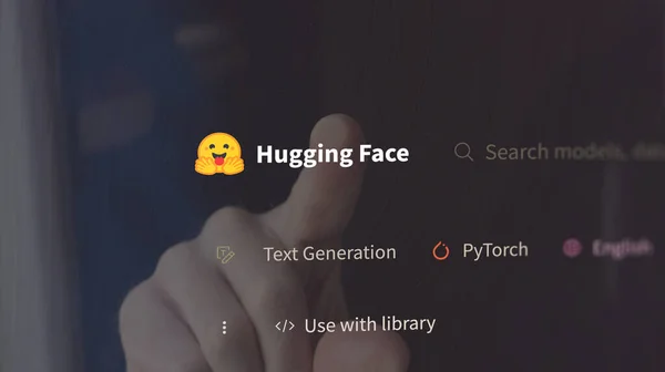 Ağustos 2023, teknik model kart arayüzünde Sarılma Yüzü logosuna tıklayan bir kullanıcı. Sarılma Yüzü Yapay Zekası 'nı etkinleştiren bir veri bilimci.
