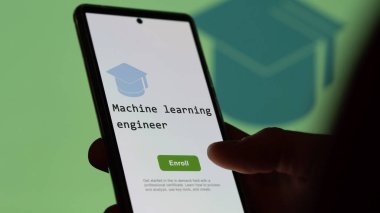 28 Ağustos 2023. Bir öğrenci bir telefon tutar, makine öğrenme mühendisi programı için kurslara kaydolur, yeni yetenekler öğrenir ve sertifikayı alır. İngilizce metin, İngilizce metin.