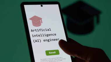 28 Ağustos 2023. Bir öğrenci telefon tutar, yapay zeka (ai) mühendisi programı okumak için kurslara kaydolur, yeni yetenekler öğrenir ve sertifikayı geçer. İngilizce metin, İngilizce metin.