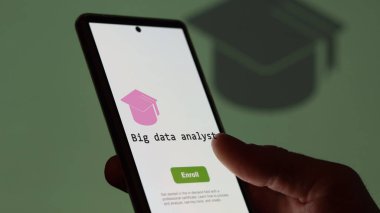 28 Ağustos 2023. Bir öğrenci bir telefon tutar, büyük veri analisti programını çalışmak için kurslara kaydolur, yeni yetenekler öğrenir ve sertifikayı geçer. İngilizce metin, İngilizce metin.