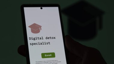 28 Ağustos 2023. Bir öğrenci bir telefon tutar, dijital detoks uzmanı programı okumak için kurslara kaydolur, yeni yetenekler öğrenir ve sertifikayı geçirir. İngilizce metin, İngilizce metin.