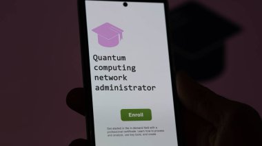 28 Ağustos 2023. Bir öğrenci telefon tutar, kuantum bilgisayar ağı yönetim programını okumak için kurslara kaydolur, yeni yetenekler öğrenir ve sertifikayı geçirir. İngilizce metin, İngilizce metin.