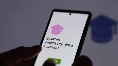 28 Ağustos 2023. Bir öğrenci bir telefon tutar, kuantum bilgisayar mühendisliği programı okumak için kurslara kaydolur, yeni yetenekler öğrenir ve sertifikayı geçirir. İngilizce metin, İngilizce metin.