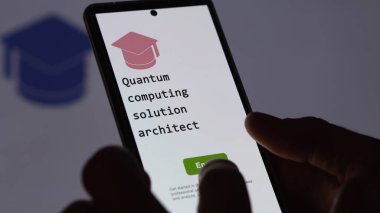 28 Ağustos 2023. Bir öğrenci telefon tutar, kuantum hesaplama çözeltisi mimarlık programı okumak için kurslara kaydolur, yeni yetenekler öğrenir ve sertifikayı geçirir. İngilizce metin, İngilizce metin.
