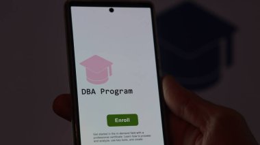 28 Ağustos 2023. Bir öğrenci bir telefon tutar, DBA programı okumak için kurslara kaydolur, yeni yetenekler öğrenir ve sertifika alır. İngilizce metin, İngilizce metin.