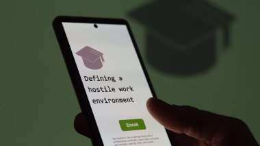 28 Ağustos 2023. Bir öğrenci bir telefon tutar, düşman çalışma ortamı programını tanımlamak için kurslara kaydolur, yeni yetenekler öğrenir ve sertifikayı alır. İngilizce metin, İngilizce metin.
