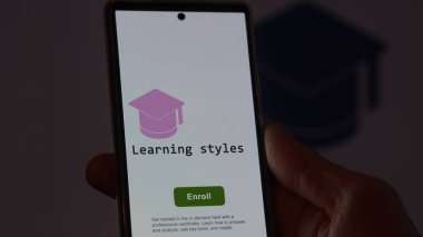 28 Ağustos 2023. Bir öğrenci telefon tutar, öğrenme stili eğitimi almak için kurslara kaydolur, yeni yetenekler öğrenir ve sertifikayı alır. İngilizce metin, İngilizce metin.