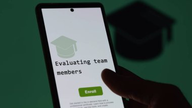 28 Ağustos 2023. Bir öğrenci bir telefon tutar, takım üyelerini değerlendirmek için kurslara kaydolur, yeni yetenekler öğrenir ve sertifikayı alır. İngilizce metin, İngilizce metin.