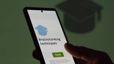 28 Ağustos 2023. Bir öğrenci telefon tutar, beyin fırtınası teknikleri eğitimi almak için kurslara kaydolur, yeni yetenekler öğrenir ve sertifikayı geçer. İngilizce metin, İngilizce metin.