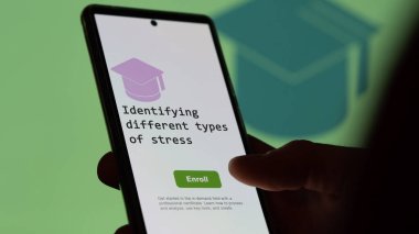 28 Ağustos 2023. Bir öğrenci bir telefon tutar, farklı türde stres programları öğrenmek için kurslara kaydolur, yeni yetenekler öğrenir ve sertifikayı geçer. İngilizce metin, İngilizce metin.