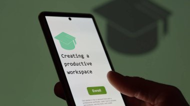 28 Ağustos 2023. Bir öğrenci telefon tutar, kurslara kayıt olur üretken bir çalışma alanı programı oluşturur, yeni yetenekler öğrenir ve sertifikayı alır. İngilizce metin, İngilizce metin.