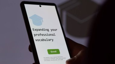 28 Ağustos 2023. Bir öğrenci telefon tutar, öğrenim için kurslara kaydolur profesyonel kelime dağarcığını genişletmek, yeni beceri ve sertifikayı geçmek için. İngilizce metin, İngilizce metin.