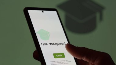 Bir öğrenci bir telefon tutar, zaman yönetimi programı okumak için kurslara kaydolur, yeni yetenekler öğrenir ve sertifikayı alır. İngilizce metin, İngilizce metin.