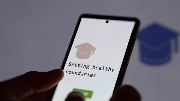 28 Ağustos 2023. Bir öğrenci telefon tutar, kurslara kayıt olur sağlıklı sınırlar koymak, yeni yetenekler öğrenmek ve sertifikayı geçmek için. İngilizce metin, İngilizce metin.