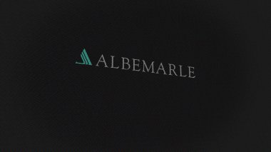 07 Eylül 2023 Charlotte, Kuzey Carolina. Beyaz ekranlı bir duvarda Albemarle Şirketi 'nin logosu. Albemarle Şirketi bir aygıt üzerinde damga.