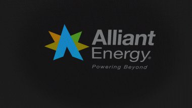 07 Eylül 2023 Madison, Wisconsin. Beyaz ekran duvarında Alliant Enerji logosu. Bir aygıtta Alliant Enerji damgası.