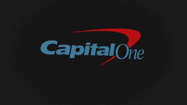 07 Eylül 2023 Tysons Corner, Virginia. Beyaz ekranlı bir duvarda Capital One logosu. Bir aygıtın üzerindeki Büyük Harf Bir.