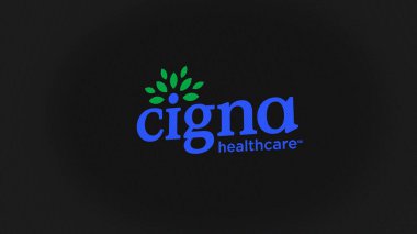 07 Eylül 2023 Bloomfield, Connecticut. Beyaz ekran duvarındaki Cigna logosu. Cihazın üzerindeki Cigna damgası.