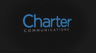 07 Eylül 2023 Stamford, Connecticut. Beyaz ekran duvarındaki Charter İletişim logosu. Charter Communications markası bir aygıt üzerinde.