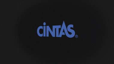 07 Eylül 2023 Mason, Ohio. Beyaz bir ekranda Cinta 'nın logosu. Bir aygıtın üzerindeki Cintas markası.