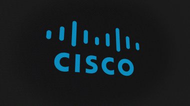 07 Eylül 2023 San Jose, Kaliforniya. Beyaz ekran duvarında Cisco 'nun logosu. Bir aygıtta Cisco damgası.