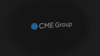 07 Eylül 2023 Chicago, Illinois. Beyaz ekran duvarında CME Grubu 'nun logosu. Bir aygıt üzerinde CME Grubu markası.