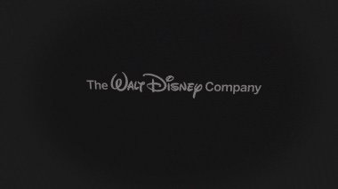 07 Eylül 2023 Burbank, Kaliforniya. Disney 'in logosu beyaz bir ekranda. Aygıtta Disney damgası.