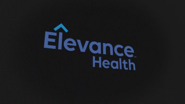 07 Eylül 2023 Indianapolis, Indiana. Beyaz ekran duvarındaki Elevance Health logosu. Cihazın üzerindeki Elevance Health markası.