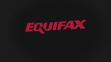 07 Eylül 2023 Atlanta, Georgia. Beyaz ekran duvarındaki Equifax logosu. Bir aygıtın üzerindeki Equifax damgası.