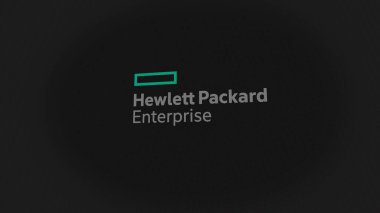 07 Eylül 2023 Houston, Teksas. Beyaz ekranlı bir duvarda Hewlett Packard Enterprise logosu. Hewlett Packard Atılgan markası.